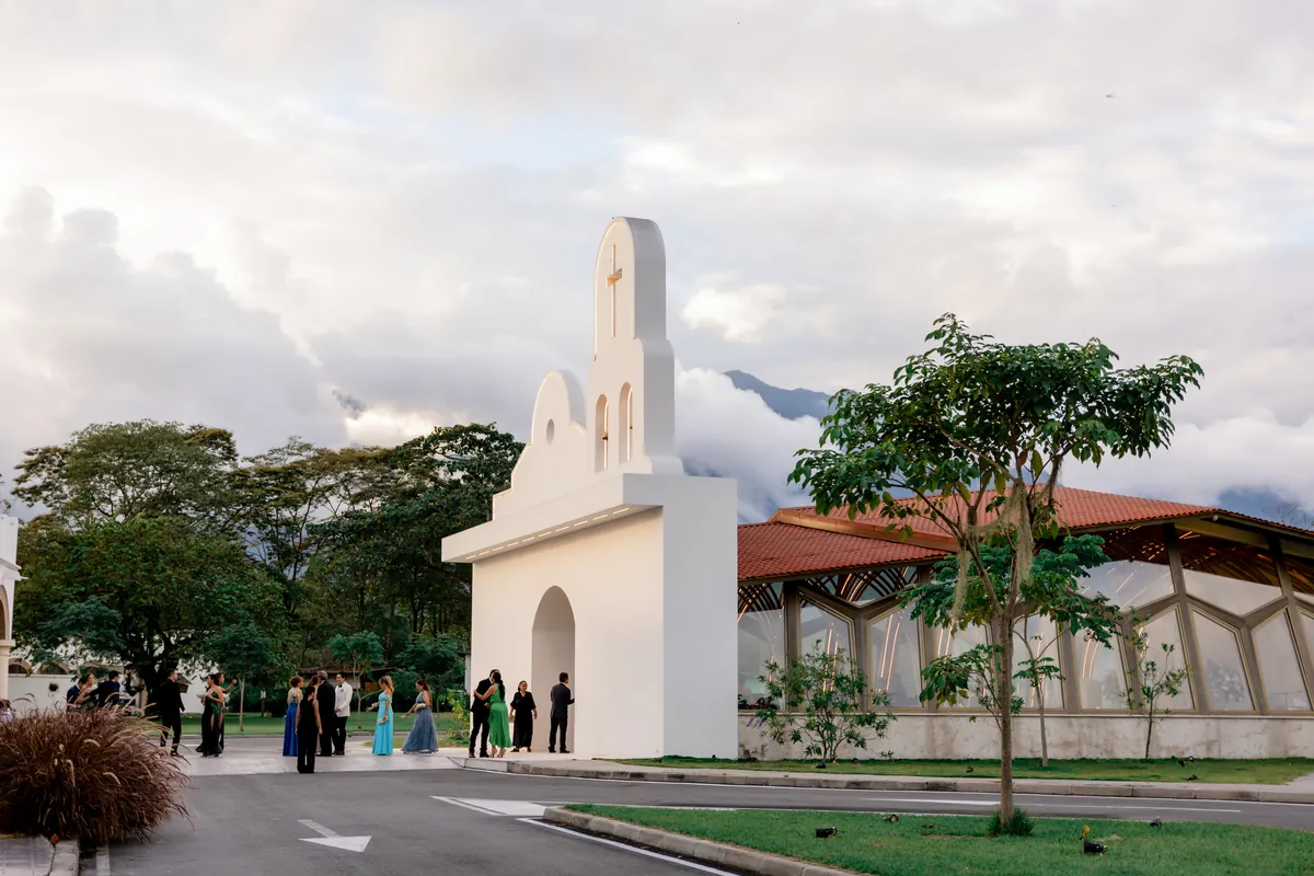 Invitados llegando a la capilla de Hacienda Las Marías al atardecer, con la cordillera de fondo