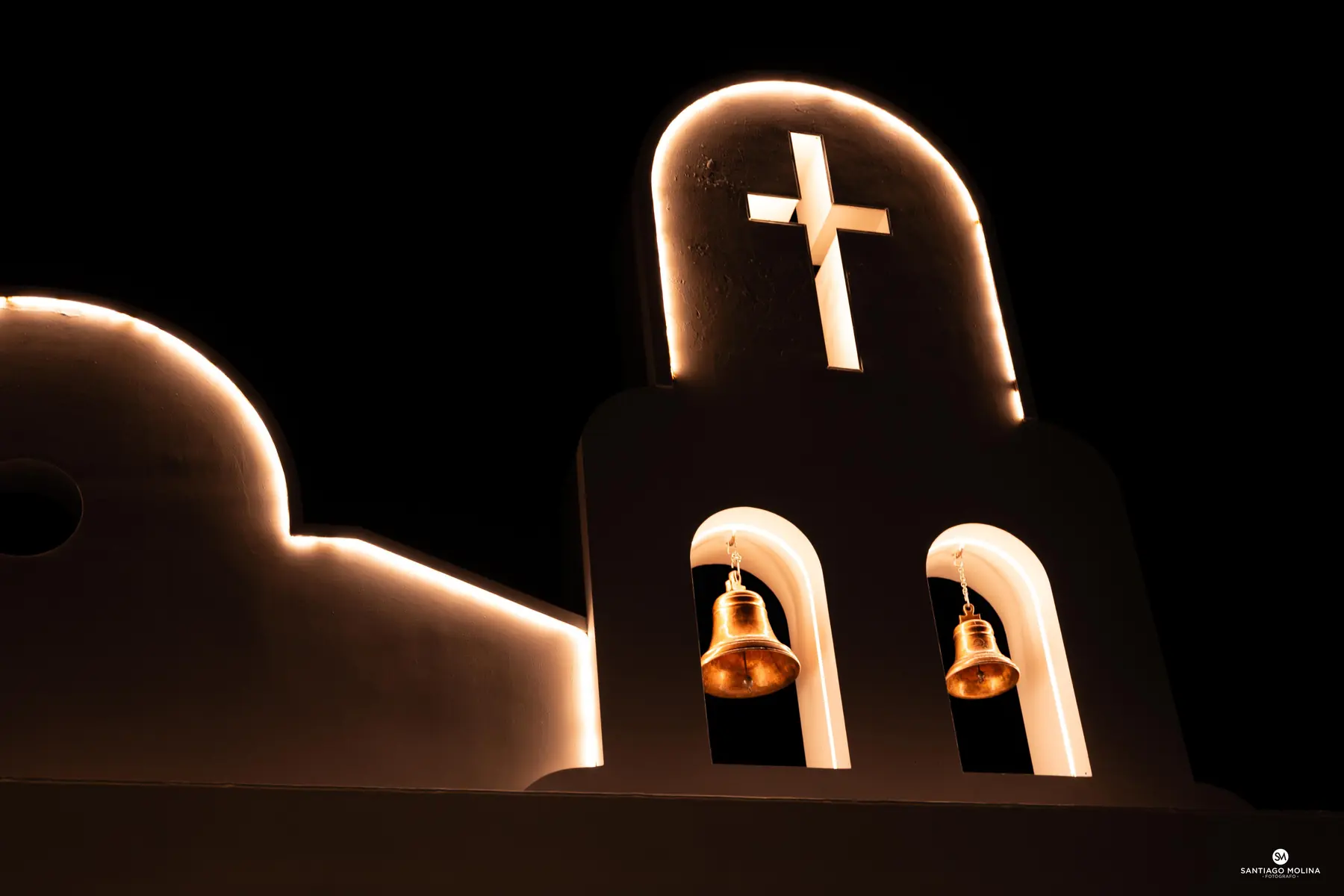 Campanario de la capilla de Hacienda Las Marías con la iluminación arquitectónica premiada encendida