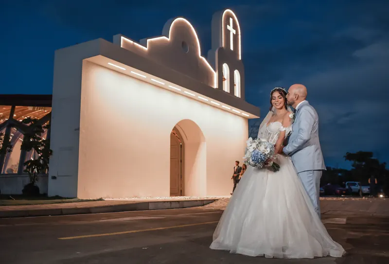 Novios frente a la fachada de la capilla climatizada de Hacienda Las Marías en el Meta
