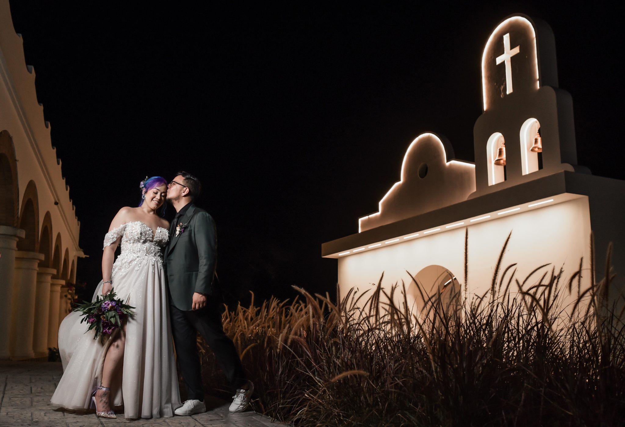 Ceremonia en la capilla con follaje verde