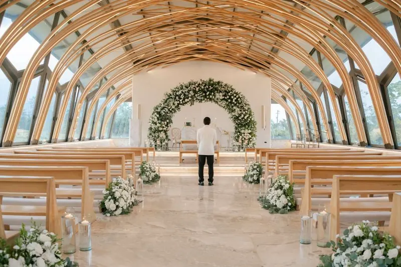 Novios entre arreglos florales