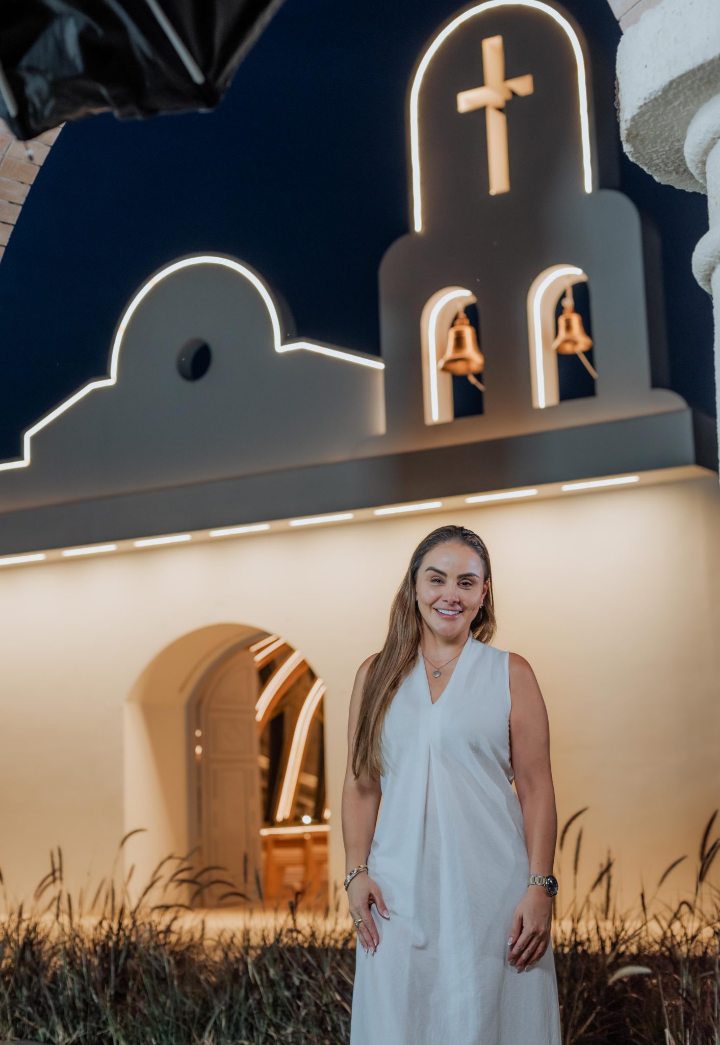 Liliana Céspedes frente a la capilla iluminada