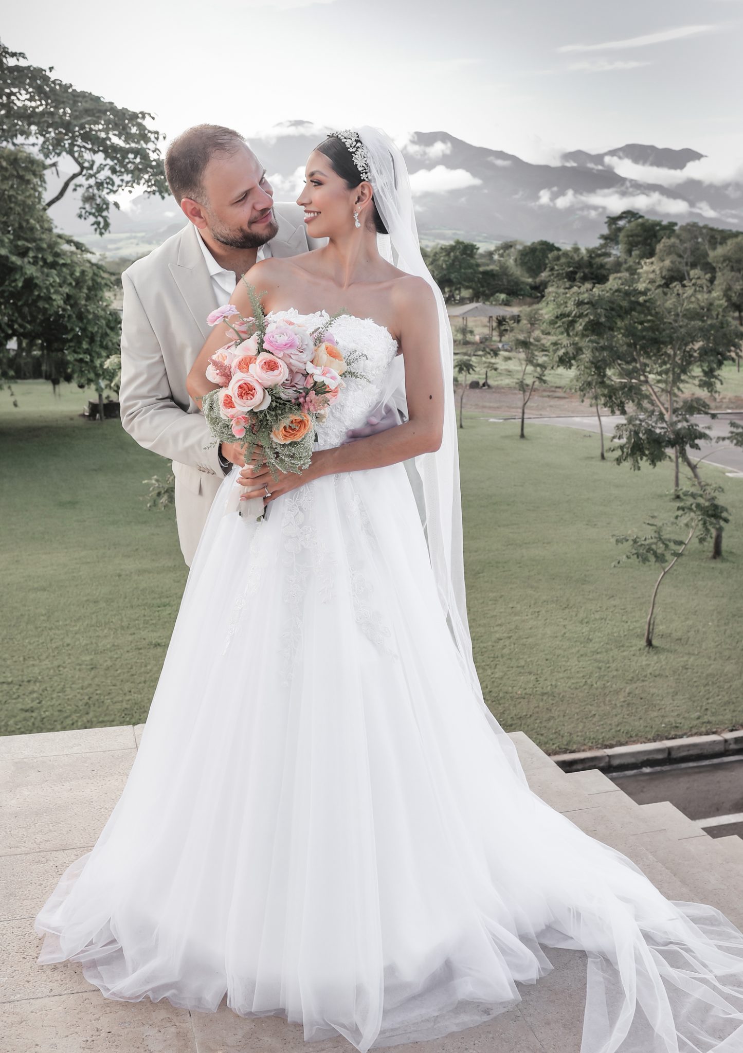 Novios con la cordillera de fondo