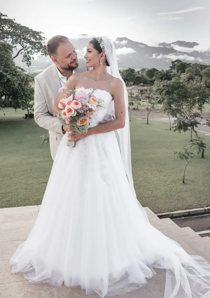 Novios con la cordillera de fondo